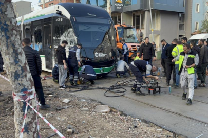 Çöp kamyonu tramvaya çarptı: 3 yaralı