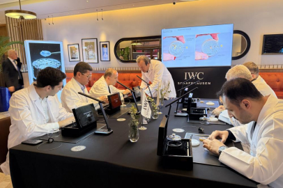 Milyonluk İsviçre saatlerini parçalayıp topladılar