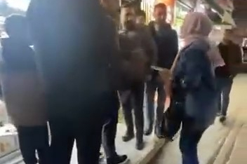 Bursa'da  telefoncuda çıkan tartışmaya çevre esnaf müdahale etti