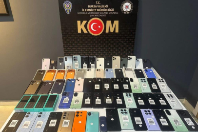 Bursa'da piyasa değeri 3 milyon lira olan kaçak cep telefonları ve USB kablolar ele geçirildi