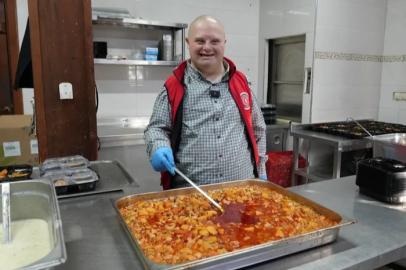 Gürsu'nun gülen yüzü Mesut, yemek dağıtımda