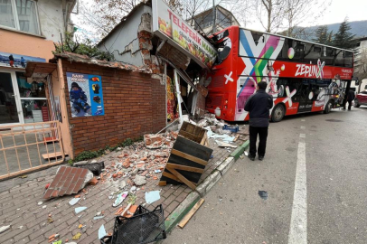 Bursa'da  imdat freni boşalan öğrenci otobüsü manava daldı...