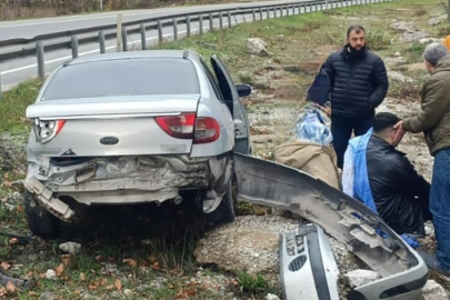 Bursa'da bariyerlere çarpıp refüje girdi; 2 kişi yaralı