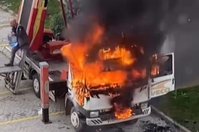 Bursa'da  6. kata eşya çıkaran vinçli kamyon alev alev yandı