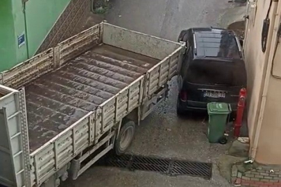 Bursa'da bir kamyon sokak arasındaki araca ağır zarar verip kaçtı