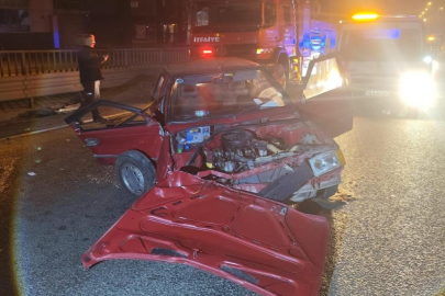 İnegöl'de kontrolden çıkan otomobil bariyerlere çarptı, 1'i ağır 2 kişi yaralandı