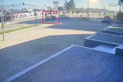 Bursa'da kırmızı ışık ihlali kazayı böyle getirdi : 2 kadın yaralı