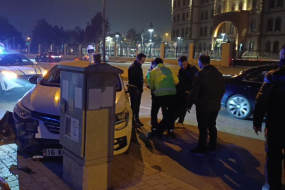 Bursa'da kontrolü kaybedip trafik levhalarına çarptı: 1 yaralı