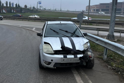 Bursa'da  bariyere çarpan otomobildeki 2 kişi yaralandı