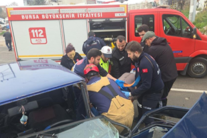 Bursa'da kamyonet ters yönden gelen otomobile çarptı