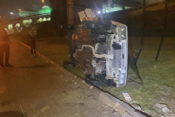 Bursa'da takla atan otomobilden yara almadan çıktı