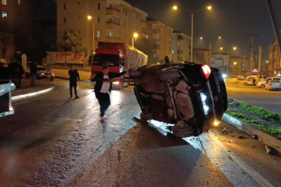 Bursa'da kontrolden çıkan otomobil önce takla attı sonra direğe çaptı