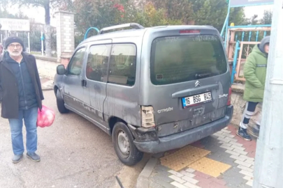 Bursa'da otomobil hafif ticari araca çarptı: 2 yaralı