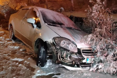 Bursa'da kaygan zeminde kontrolü kaybedip kazaya neden oldu