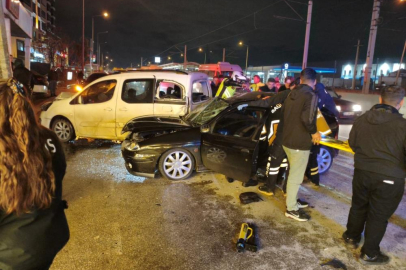 Bursa'da gece yarısı kaza anı kamerada : 1'i ağır 4 yaralı