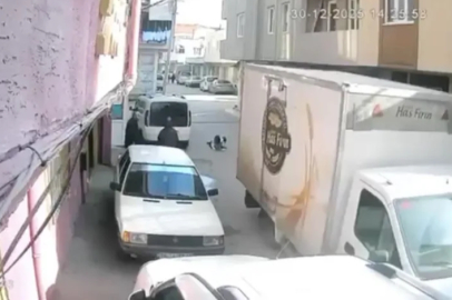 Bursa'da ekmek arabasının kapısı genç kızı böyle yere serdi