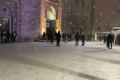 Bursa’da yılın ilk sabah namazı kar altında Ulucami’de kılındı