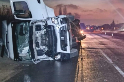 İnegöl'de iplik yüklü tır devrildi