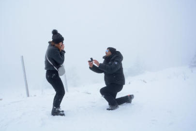 Uludağ'da yılın son ve ilk romantik sürprizleri: Karlar altında iki "Evet"