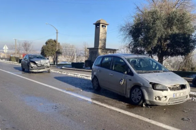 Bursa'da 3 aracın karıştığı kazada 4 kişi yaralandı