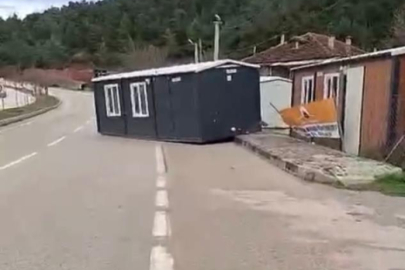 Bursa'da çatı ve prefabrik evler böyle uçtu, ağaçlar kırıldı