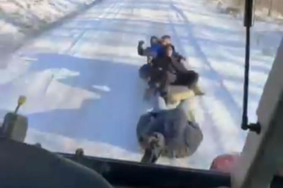 Bursa'da çocuklar traktör lastikleriyle kar keyfi yaptı