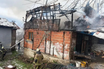 Bursa'da ev yangını: Çatı kullanılamaz hale geldi