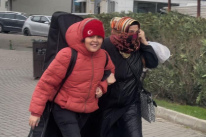 Bursa'da fırtına uçurdu...Yolda yürümekte güçlük çektiler