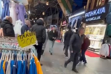 Tarihi Kapalı Çarşı'da çatılar uçtu