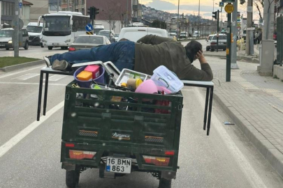 Bursa'da motosikletin arkasında yatarak tehlikeli yolculuk