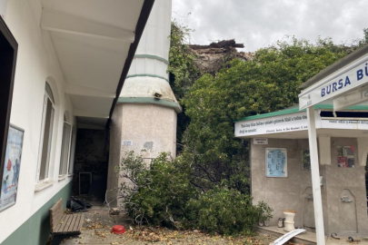 Bursa'da fırtına tarihi kiliseyi de vurdu