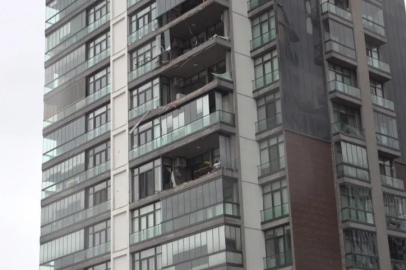 Bursa'da lüks sitenin cam balkonları lodosla beraber uçtu