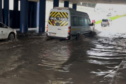 Bursa'da sağanak yağış caddeleri göle çevirdi