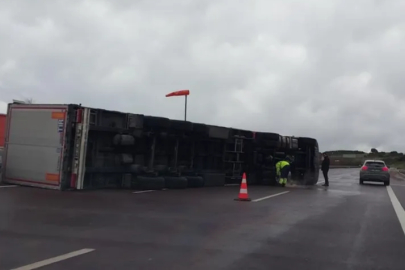 Bursa'daki fırtına TIR'ı devirdi