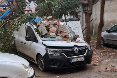 Gemlik'te şiddetli lodos çatıları uçurdu