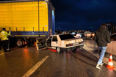 Bursa'da otomobil tıra çarptı: 1 yaralı