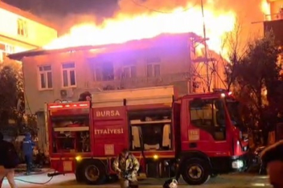 Bursa'da iki katlı evin çatısı alevlere teslim oldu