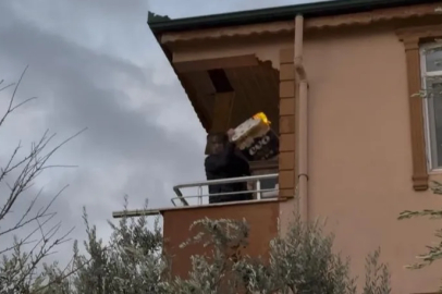 Bursa'da lodosun etkisiyle alevler komşu binaya sıçradı