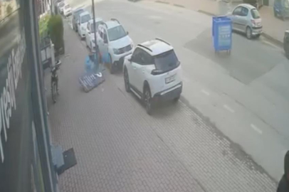 Bursa'da  şiddetli lodos tabelayı kopardı, facia kıl payı atlatıldı