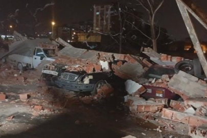 Bursa'da lodos duvarı devirdi, altında kalan 10 araç hasar gördü