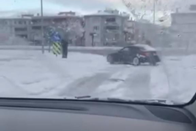 Bursa'da kar yağışını fırsat bildi, kavşakta drift attı