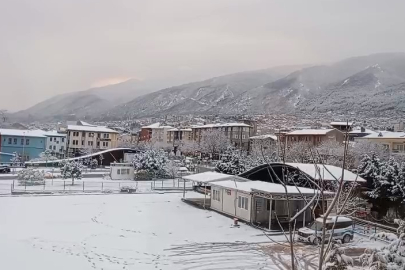 Bursa sabaha beyaz örtüyle uyandı