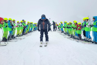 Büyükşehir'le öğrencilerin kayak keyfi