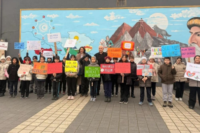 Bursa'da miniklerden Tarihi Çarşı ve Hanlar Bölgesinde anlamlı mesaj