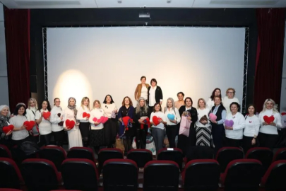 Bursa'da yüzlerce kadın aynı anda iyilik için ilmek attı