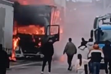 İnegöl’de mobilya yüklü tır dorseleri yandı