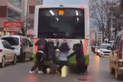 Bursa'da belediye otobüsünde tehlikeli yolculuk