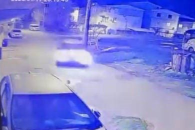 Bursa'da park halindeki otomobile çarpıp kaçtı