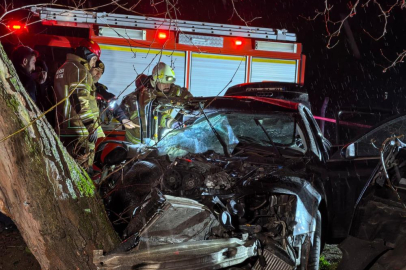 Bursa'da  kontrolden çıkan araç ağaca çarptı: 2 ölü, 2 yaralı