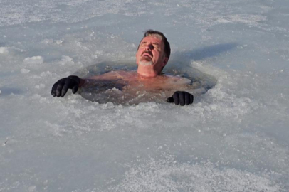 Bursa'da üzerinde çökertme oynadığı buzu kesip suya girdi